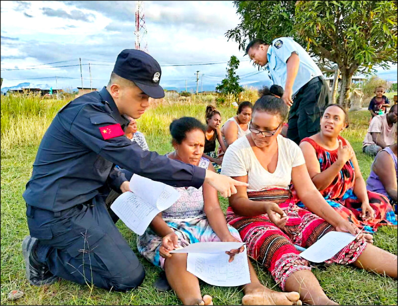 中國派至索羅門群島的警務人員，採集索國居民的指紋，並要求填寫詳盡的戶口資料，這種「社區警政模式」引發當地反彈。（路透檔案照）