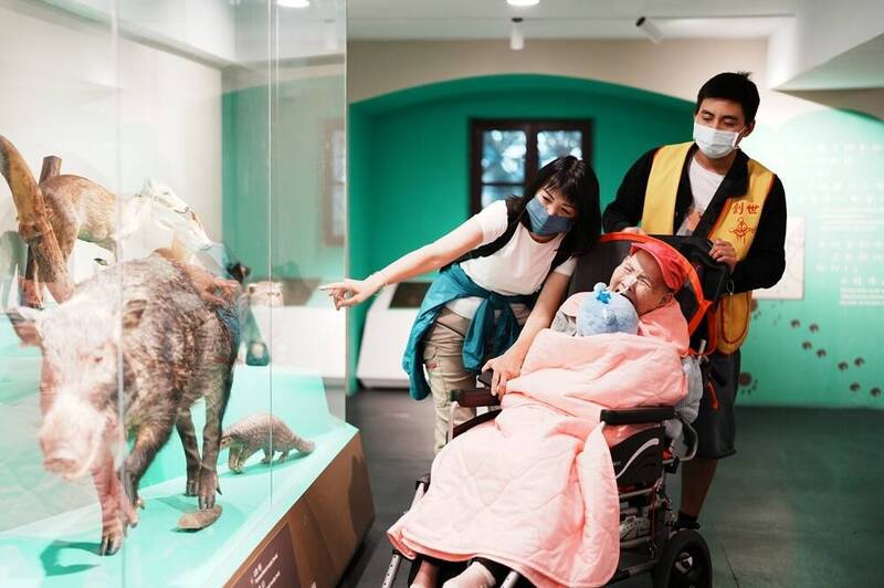 創世陪植物人家庭參訪史博館 找回出遊珍貴回憶