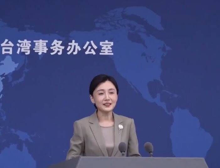 國台辦發言人張晗今日聲稱，近年越來越多台灣青年回到中國祖籍地「尋根認祖」，充分表明兩岸同胞「同根同源」、「同文同種」是血脈相連，休戚與共的命運共同體。（翻攝直播）