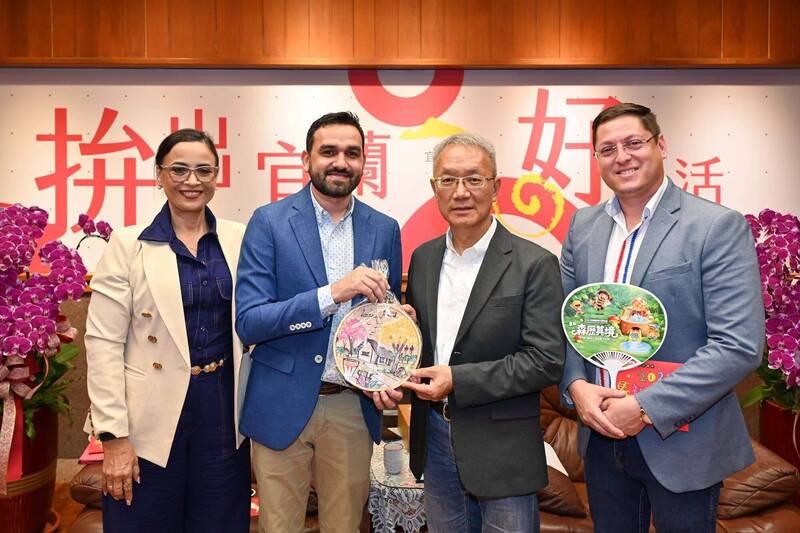 巴拉圭上巴拉納省議會議長索立亞(左2),率領省議員費蕾菈(Julia Ferreira)(左1)及阿瓦洛(Carlos Ávalos)(右1)拜訪宜蘭縣代理縣長林茂盛。(宜蘭縣政府提供)