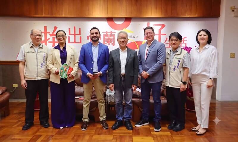 巴拉圭上巴拉納省議會議長索立亞(左3)率省議員費蕾菈(左2)、阿瓦洛(右3),與宜蘭縣代理縣長林茂盛(中)、文化局長黃伴書(右1)、計畫處長王建源(右2)、工商旅遊處長李東儒(左1)等人,共同為「2026宜蘭國際童玩藝術節」錄製宣傳影音。(宜蘭縣政府提供)