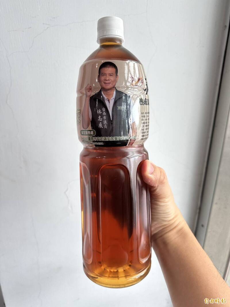 大瓶烏龍茶、痠痛貼布上陣!台南競選小物五花八門拚吸睛度