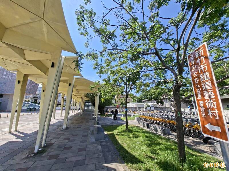 竹市鐵道藝術村指標指錯路 議員劉康彥批市府漫不經心