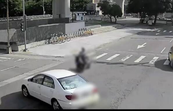 與左轉轎車碰撞!機車「攔腰對折」 台中女騎士一度命危