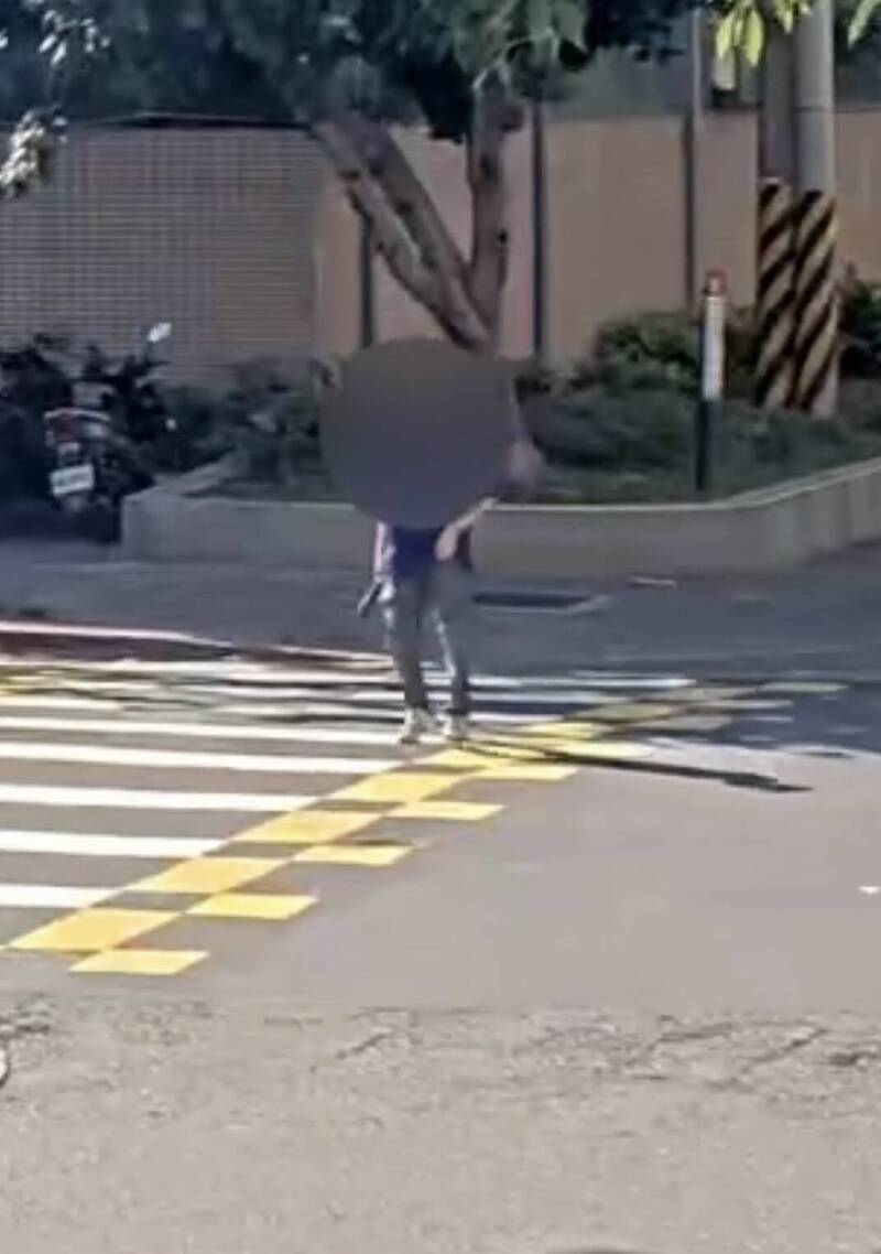 男子恍神持雙刀遊蕩街頭又隨機推人 警火速逮人搜出K盤