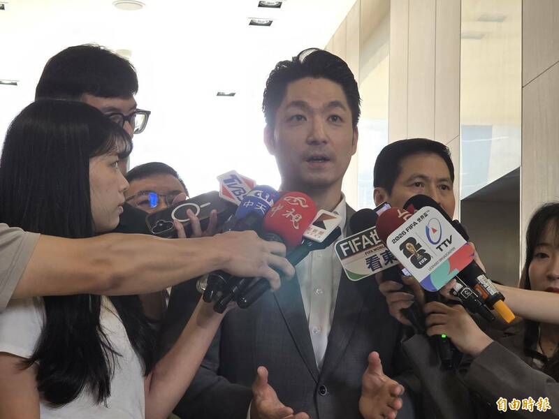 蔣萬安被問「政客爽」答「支持政務官」!網比對笑翻:一稿多用