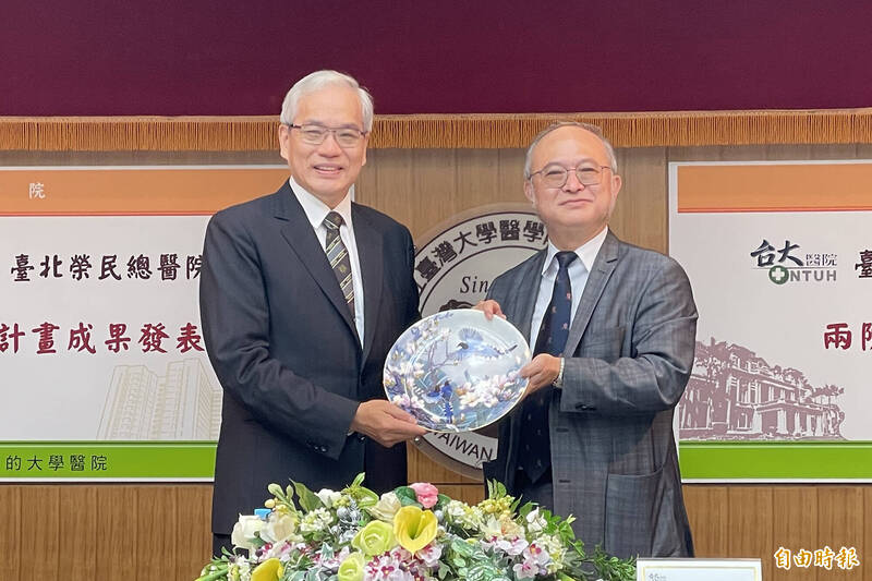 台大醫學院長吳明賢命危搶救中 陳威明翻出2人舊照盼他康復