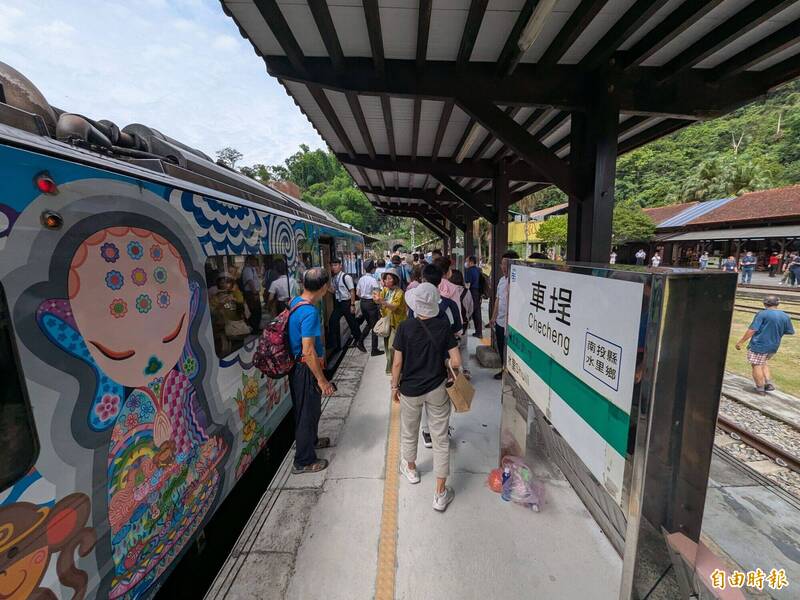 台鐵集集支線車埕站停駛近5年，隨著彩繪專列鳴笛啟航，可望帶動沿線觀光。（記者劉濱銓攝）
