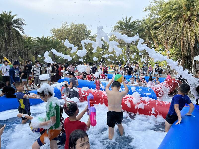 每年的雲西海洋音樂季吸引大批人潮湧入。（記者黃淑莉攝）