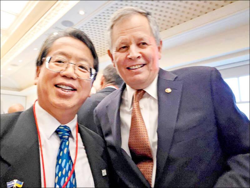 Hello Taiwan執行長江明信（左）昨指出，美參議員戴恩斯（右）向他表明，鄭麗文是與其特助見面，本人沒有出席。（江明信提供）