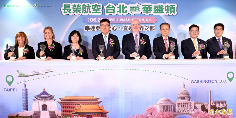 長榮航空桃園直飛華盛頓航線今首航，長榮航空董事長林寶水邀請民航局長何淑萍、美國在台協會（AIT）處長谷立言、桃機公司董事長楊偉甫，以及華盛頓機場管理局執行副總兼首席營收長Ms. Chryssa Westerlund、華盛頓特區旅遊局資深副總Mrs. Theresa Belpulsi共同主持首航儀式。（記者朱沛雄攝）
