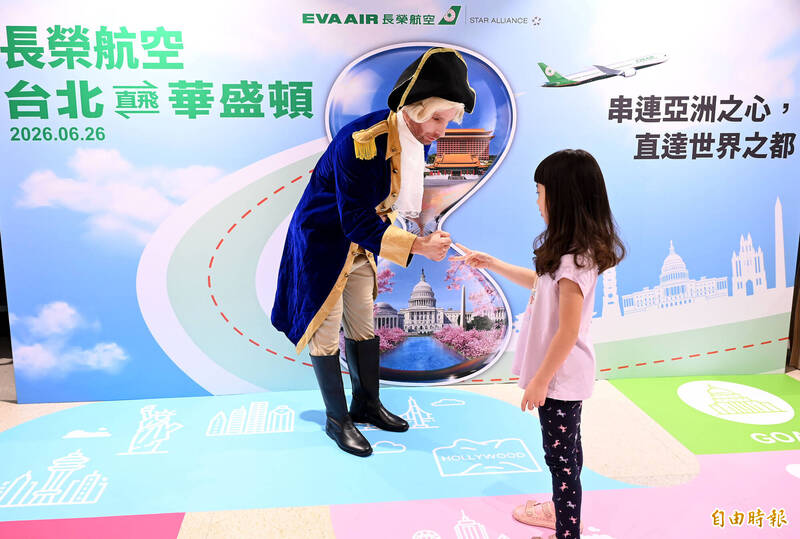 長榮航空為慶賀桃園－華盛頓特區航線首航，特別將候機室融入華盛頓都會元素，還有扮演喬治・華盛頓的演員驚喜現身與旅客同樂。（記者朱沛雄攝）