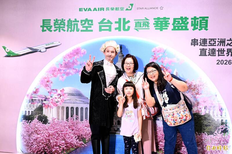 長榮航空為慶賀桃園－華盛頓特區航線首航，特別將候機室融入華盛頓都會元素，還有扮演喬治・華盛頓的演員驚喜現身與旅客同樂。（記者朱沛雄攝）