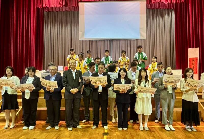 新北市市議員山田摩衣、板橋區溪洲國小校長陳志鉉今（26）日帶領26位學生及家長會代表造訪日本富山縣魚津市「星之杜小學」，與校長細野祐輔簽署締結姊妹校。（山田摩衣辦公室提供）