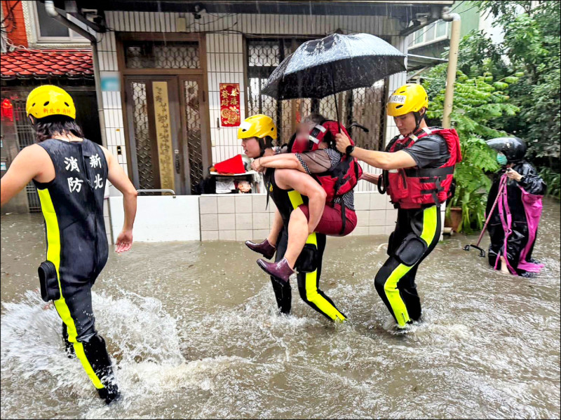 昨受颱風環流影響下起強降雨，新北市淡水獲報4起淹水災情，警方、消防趕往救援受困婦人及封路。（記者吳仁捷翻攝）