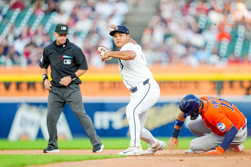 Detroit Tigers second-baseman Lee Hao-yu, left, of Taiwan throws after the force-out of Cam Smith of the Houston Astros during their MLB game at Comerica Park in Detroit, Michigan, on Thursday.
Photo: AFP