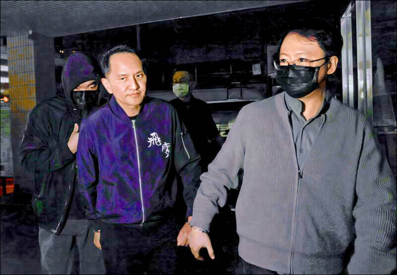 愛爾麗連鎖醫美偷拍案，新北地檢署昨起訴集團總裁常如山（中）、總經理劉貞華、常的特助張元齡（右）、設備商謝金亨（左）、會計蔡怡貞，對常求刑14年、劉13年、張12年、謝及蔡各9年。（資料照）