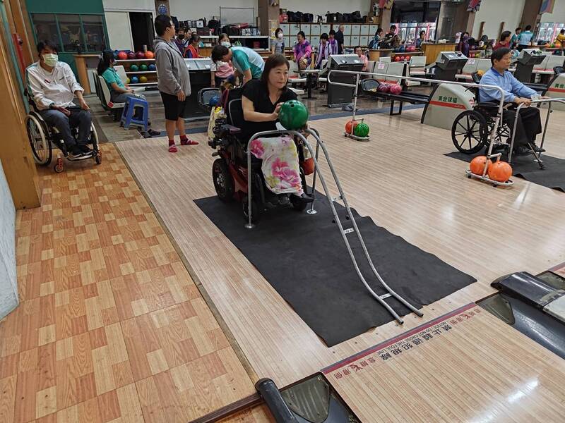 200名身障好手齊聚滾球 台南西藥盃保齡球賽展現運動平權
