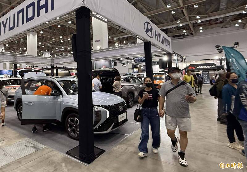 台中國際新車大展集結36個國際汽車與重機品牌、超過200個攤位。（記者蔡淑媛攝）