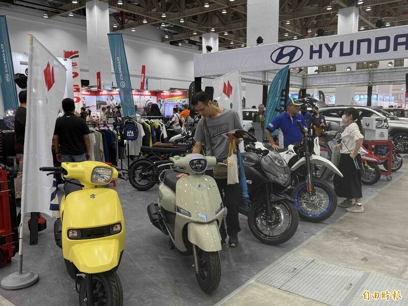 台中國際新車大展集結36個國際汽車與重機品牌、超過200個攤位。（記者蔡淑媛攝）