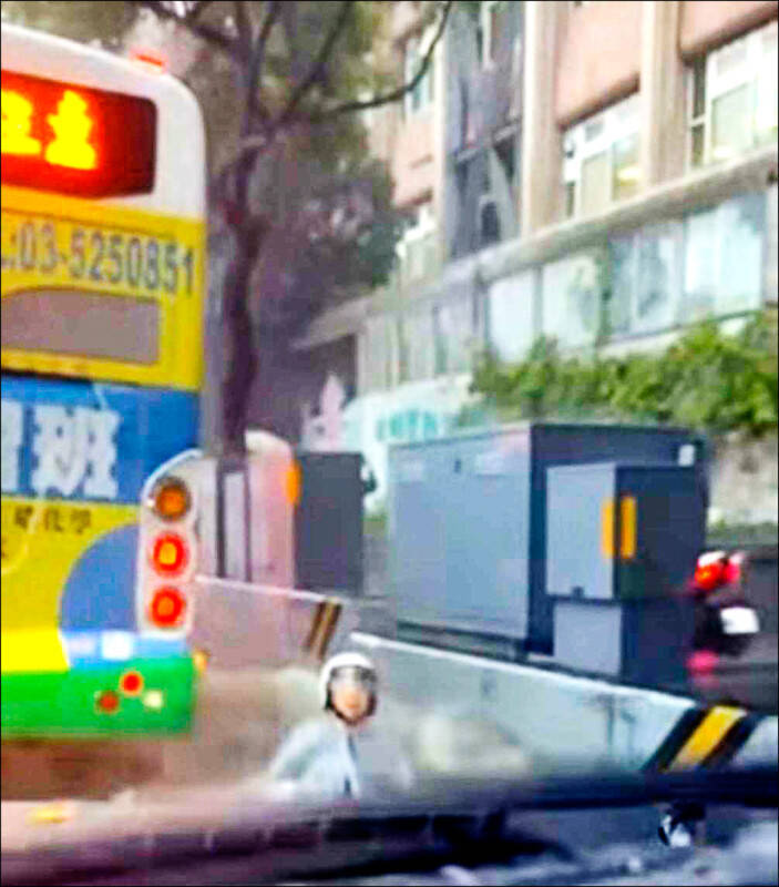 豪雨在北台帶來災情，新竹市通往竹科的光復路成水鄉澤國，有騎士被大水沖倒。（取自網路）