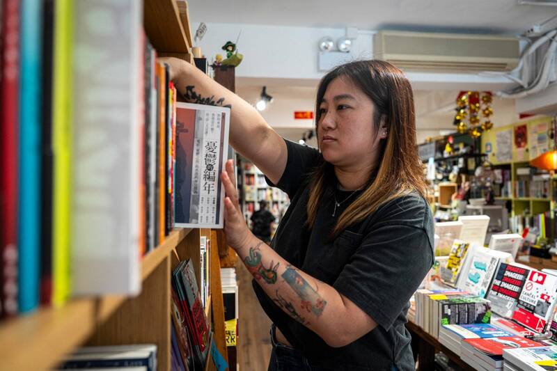 香港獨立書店「獵人書店」24日遭香港警務處國安處，以涉嫌出售具煽動意圖刊物，以及涉嫌收取外國政治組織資助為由搜查，並逮捕兩名書店負責人，其中一名被捕者為前民主派區議員黃文萱（見圖）。（美聯社）