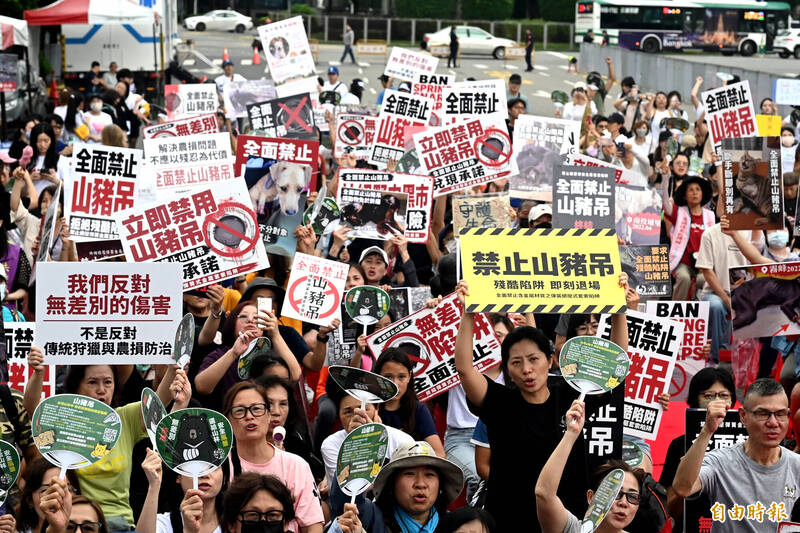全場高喊全面禁止山豬吊。（記者王藝菘攝）