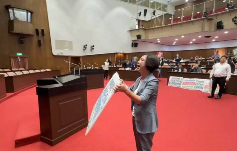 何欣純昨在立院持手牌，向主席江啟臣拜託勿封殺行政院版無人機條例。（何欣純辦公室提供）