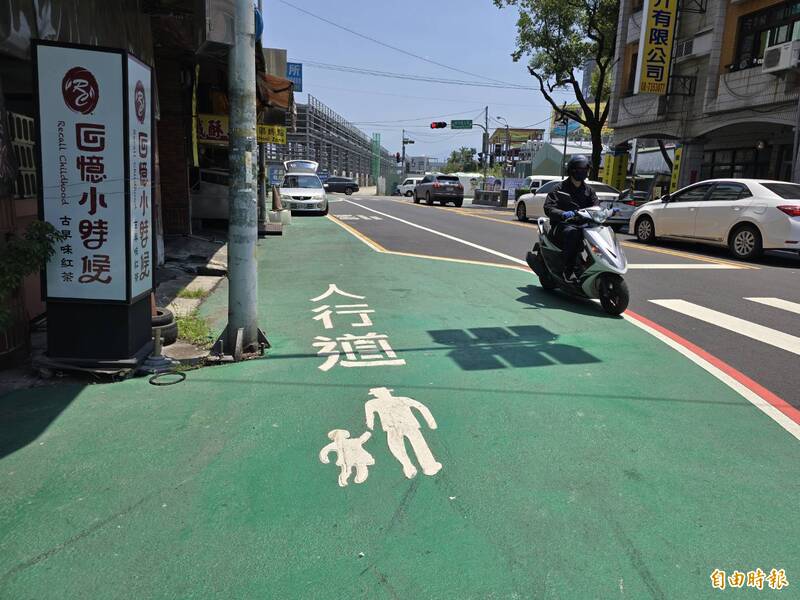 標線型人行道成效不是很好騎士還是會侵入。（記者葉永騫攝）