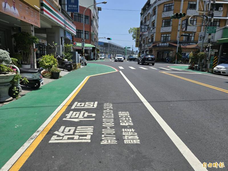 臨時停車區將原本的機車道全占據了。（記者葉永騫攝）