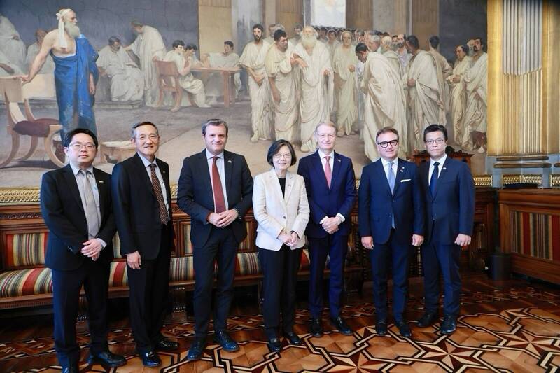 前總統蔡英文（中）在義大利參議院副議長錢益友（左3）、義大利國會友台協會主席馬蘭（右3）及戴米安（右2）等參議員陪同下，參訪義大利參議院。（外交部提供）