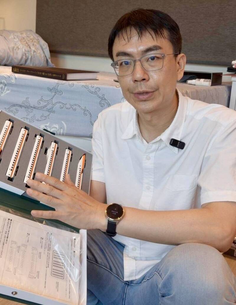 温世政是「鐵道迷」，收集各種火車模型，高鐵模型自然也不能少。（温世政提供）