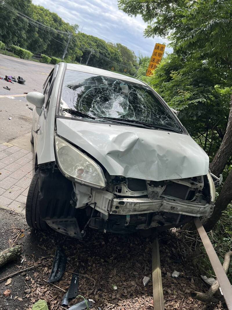 轿车车头毁损、挡风玻璃碎裂。（警方提供）