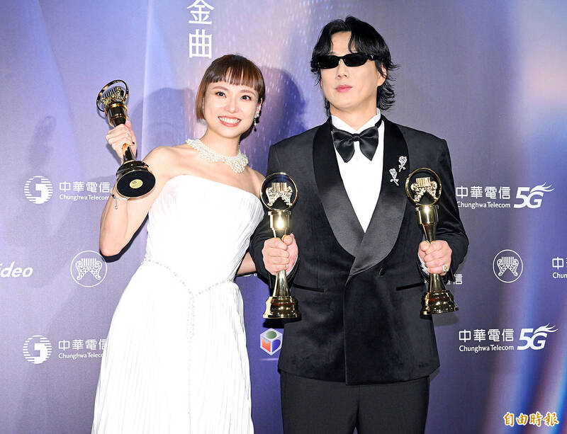 Taiwanese singers PiA, left, and Ricky Hsiao pose for a photograph after winning Best Taiwanese Female Singer and Male Singer at the 37th Golden Melody Awards in Taipei on Saturday.
Photo: Hu Shun-hsiang, Taipei Times