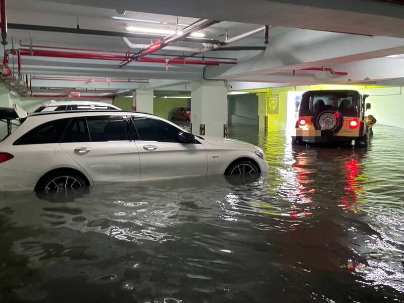 新竹縣上週強降雨致災後,很多大樓地下停車場被灌滿水,汽機車因此受損,縣議員吳旭智爭取相關救助。(縣議員吳旭智提供)