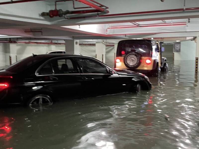 新竹縣上週強降雨致災後,很多大樓地下停車場被灌滿水,汽機車因此受損,縣議員吳旭智爭取相關救助。(縣議員吳旭智提供)