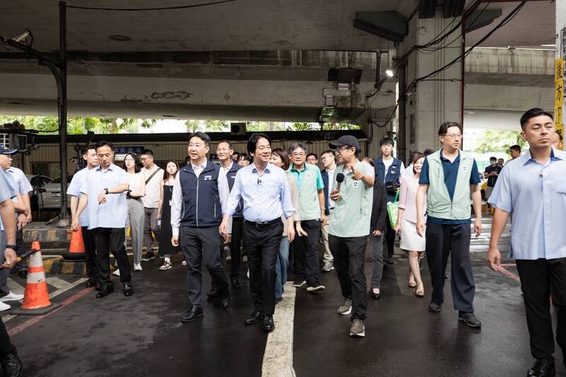 總統賴清德日前到建國計程車服務站關心司機，宣布計程車油價折讓補貼從6000元加碼到1.5萬元。（總統府提供）