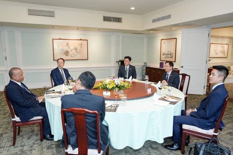外交部常務次長葛葆萱午宴歡迎帛琉共和國農漁暨環境部長維史提。（外交部提供）