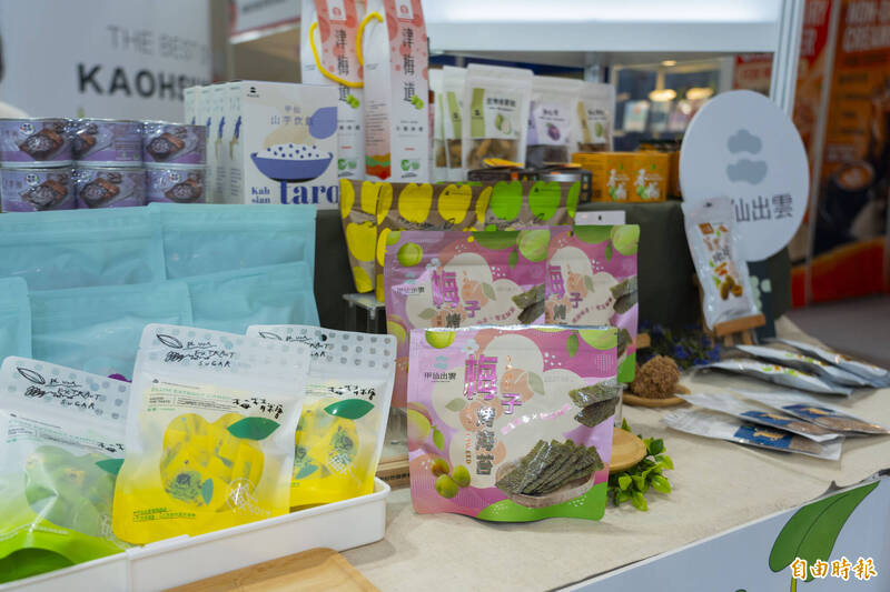 甲仙地區農會推出「梅子烤海苔」，將在地青梅結合酥脆烤海苔。（記者陳文嬋攝）