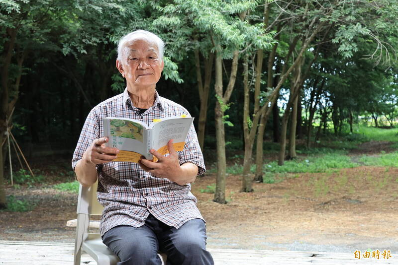 吳晟長年投入植樹與土地書寫，深刻感受台灣迅速建設，都市大量鋪設水泥，逐漸讓城市失去天然調節溫度的能力。（記者陳冠備攝）