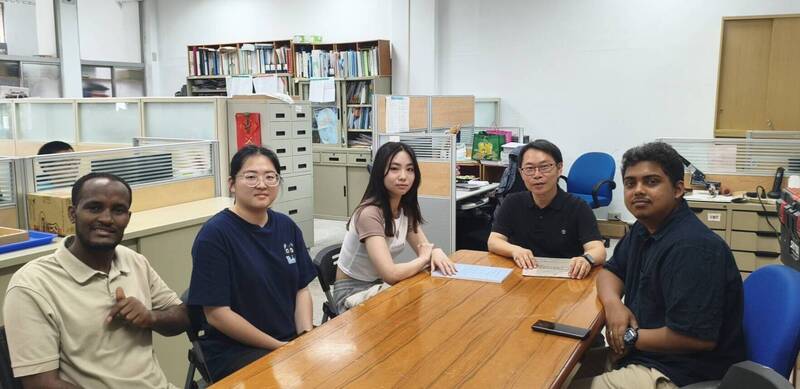 國立台灣海洋大學副校長李明安（右2）與學生林孟蓁（中）及研究團隊合影。（台灣海洋大學提供）