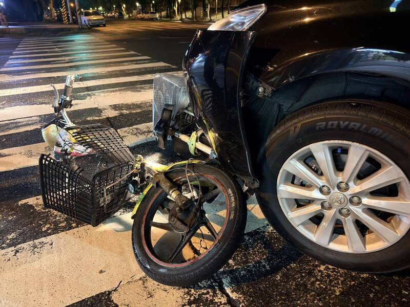 花蓮市府前路與化道路口發生一起死亡車禍，汽車左轉時撞上直行的電輔車。（民眾提供）