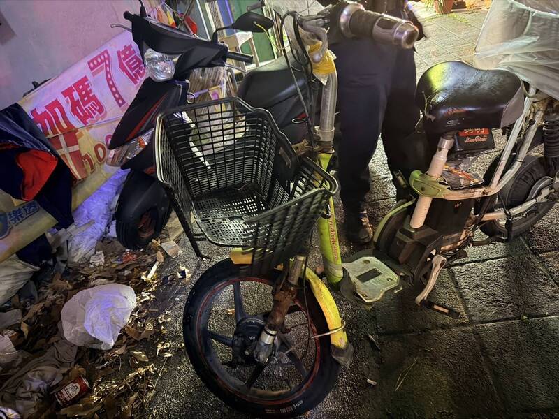 花蓮市府前路與化道路口發生一起死亡車禍，汽車左轉時撞上直行的電輔車。（民眾提供）
