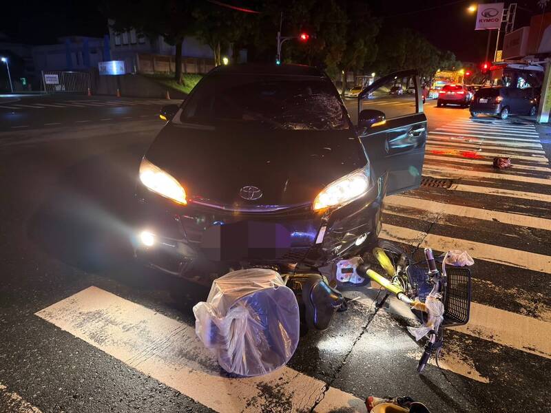 花蓮市府前路與化道路口發生一起死亡車禍，汽車左轉時撞上直行的電輔車。（民眾提供）