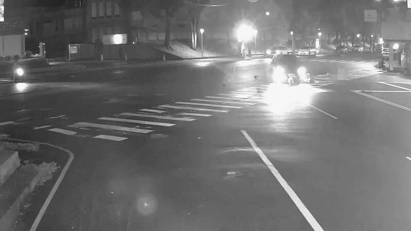花蓮市府前路與化道路口發生一起死亡車禍，汽車左轉時撞上直行的電輔車。（民眾提供）
