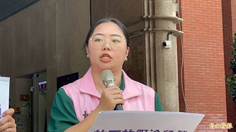 台灣前進新竹縣竹東五峰選區議員參選人林裙靜，揶揄新竹縣長楊文科「待退不是你的無敵星星」。（記者黃美珠攝）