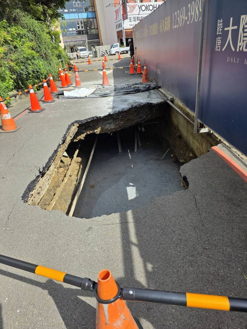 台中大里區中新里一處建案,昨天下午建案旁的路面下陷出現長10米、寬3米天坑,建商竟私自灌漿回填未通報,民眾擔憂危及房屋安全。(廖榮木里長提供) 台中大里區中新里一處建案,昨天下午建案旁的路面下陷出現長10米、寬3米天坑,建商竟私自灌漿回填未通報,民眾擔憂危及房屋安全。(廖榮木里長提供)