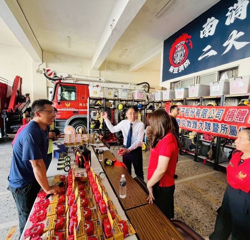 麻新電子董事長郭泰佑（右2）捐贈大批高階安全器材，給台南市消防局第2大隊暨所屬分隊。（南消2大提供）