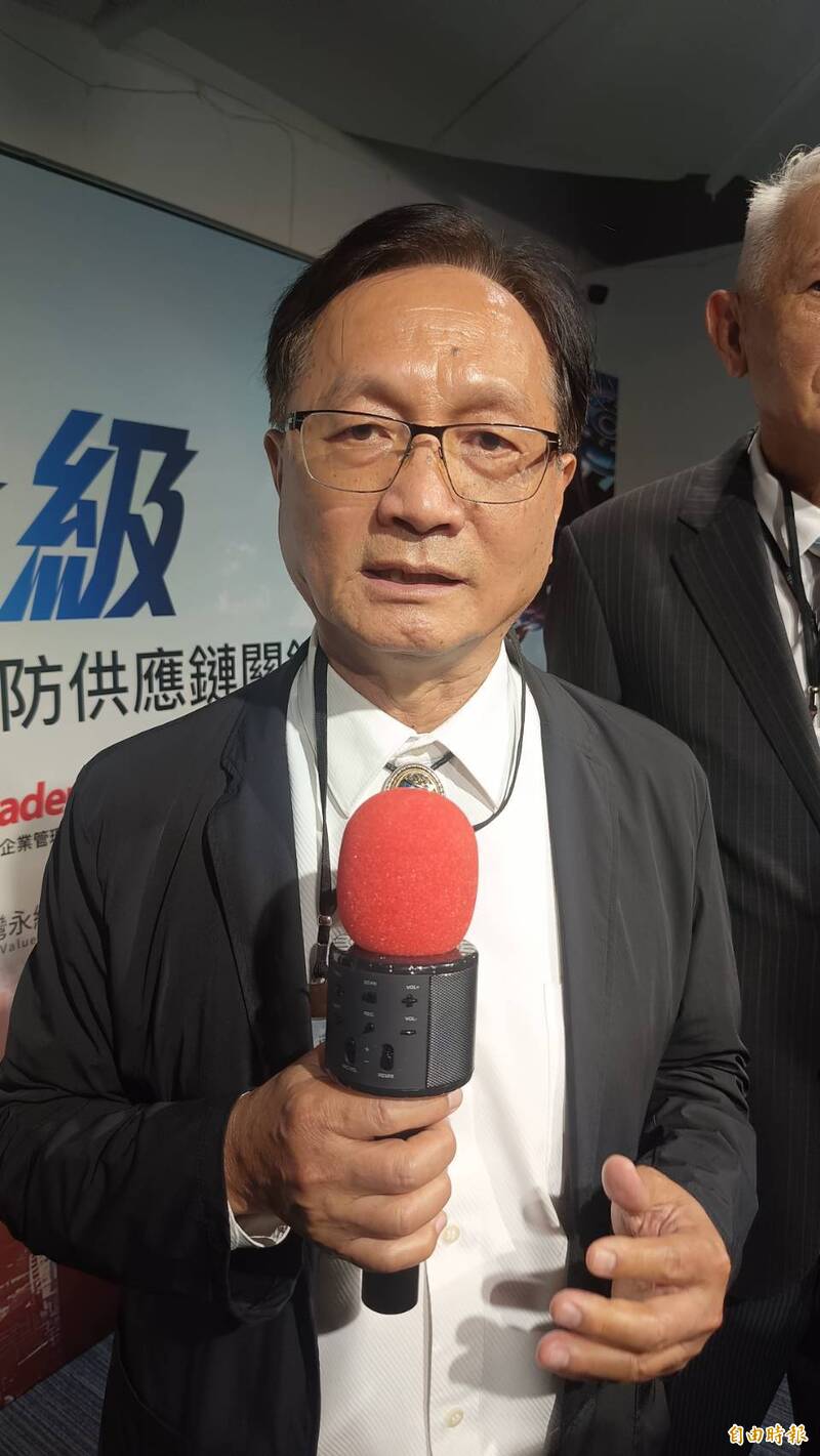 台灣無人機載具聯盟主席林世力挺政院版的特別條例。 （記者葛祐豪攝）