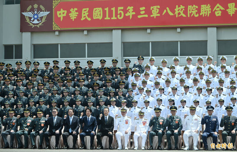 總統賴清德今（30日）出席三軍八校院聯合畢業典禮，會後與畢業生一同大合影並高喊戰力強。（記者田裕華攝）